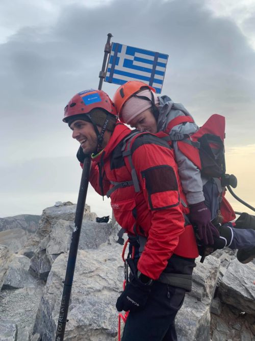 Στην κορυφή του Ολύμπου κουβαλώντας σε σακίδιο 22χρονη φίλη του με κινητικά προβλήματα