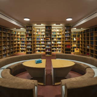 Μέσα σε ένα κτίριο του 1928 στην οδό Ομήρου