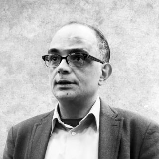 Ο Δημήτρης Κουσουρής χαμογέλασε, αλλά ζητάει εξηγήσεις. Ως πρώτο θύμα της Χρυσής Αυγής, τις δικαιούται.