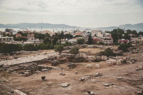 «Περσεφόνη» του Γιάννη Ρίτσου σε απαγγελία Κ. Καραμπέτη και σκηνοθεσία Μ. Μαρμαρινού live από τον αρχαιολογικό χώρο της Ελευσίνας