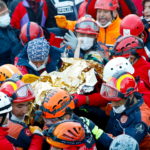 Σμύρνη: Τρίχρονη διασώθηκε κάτω από τα ερείπια, 65 ώρες μετά τον φονικό σεισμό (ΒΙΝΤΕΟ)