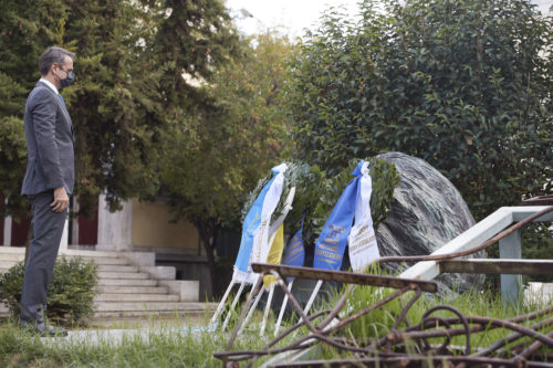 Κατάθεση στεφάνου στο Πολυτεχνείο από τον πρωθυπουργό Κυρ. Μητσοτάκη