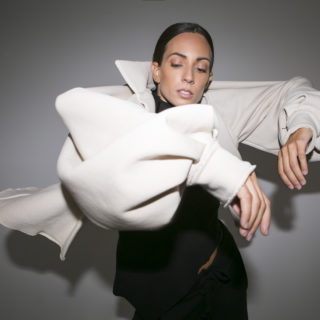 Eight X Liana Camba: Δύο γενιές σχεδιαστών δημιουργούν για μια εποχή χωρίς «ειδικές περιστάσεις» και dress code