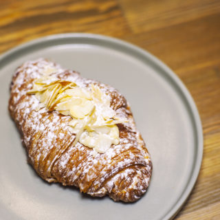 Overoll: Φαίνεται πως η Αθήνα περίμενε αυτά τα κρουασάν εδώ και χρόνια