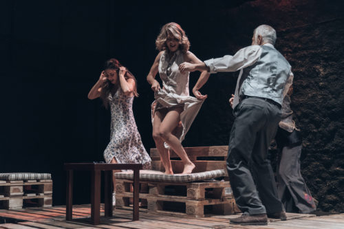 Ο ψηφιακός Δεκέμβρης της Λούλας Αναγνωστάκη στο θέατρο ΣΤΑΘΜΟΣ