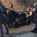 Άγρια καταστολή στα Σεπόλια: Άνδρες της ΔΙΑΣ χτύπησαν 22χρονο και την μητέρα του έξω από το σπίτι τους [ΕΙΚΟΝΕΣ-ΒΙΝΤΕΟ]