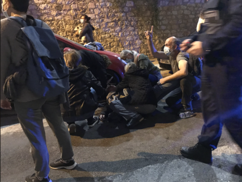 Άγρια καταστολή στα Σεπόλια: Άνδρες της ΔΙΑΣ χτύπησαν 22χρονο και την μητέρα του έξω από το σπίτι τους [ΕΙΚΟΝΕΣ-ΒΙΝΤΕΟ]