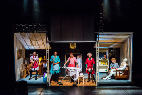 «Καθαρή Πόλη»: η πιο πολυταξιδεμένη θεατρική παράσταση του σύγχρονου ελληνικού θεάτρου, έρχεται για λίγες μέρες στις οθόνες μας