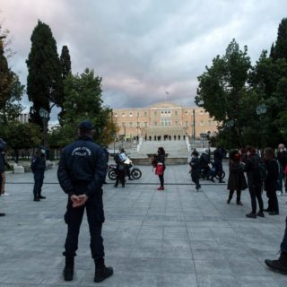 «Ο ιός δεν μεταδίδεται από την ατμόσφαιρα, η ατμόσφαιρα όμως αποπνέει αυθαιρεσία».