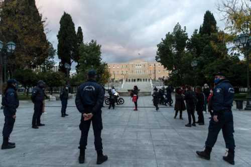 «Ο ιός δεν μεταδίδεται από την ατμόσφαιρα, η ατμόσφαιρα όμως αποπνέει αυθαιρεσία».