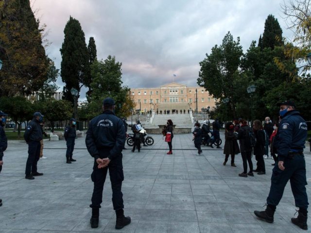 «Ο ιός δεν μεταδίδεται από την ατμόσφαιρα, η ατμόσφαιρα όμως αποπνέει αυθαιρεσία».