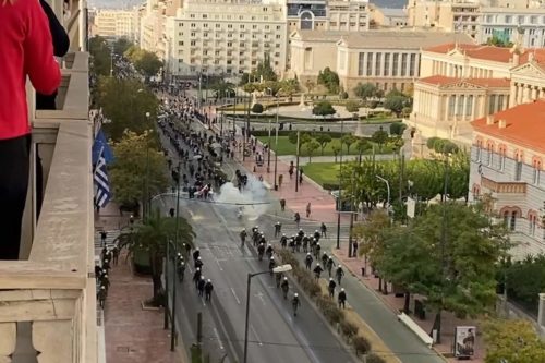 Δείτε βίντεο από τη βίαιη επιχείρηση της αστυνομίας στην Πανεπιστημίου εναντίον διαδηλωτών