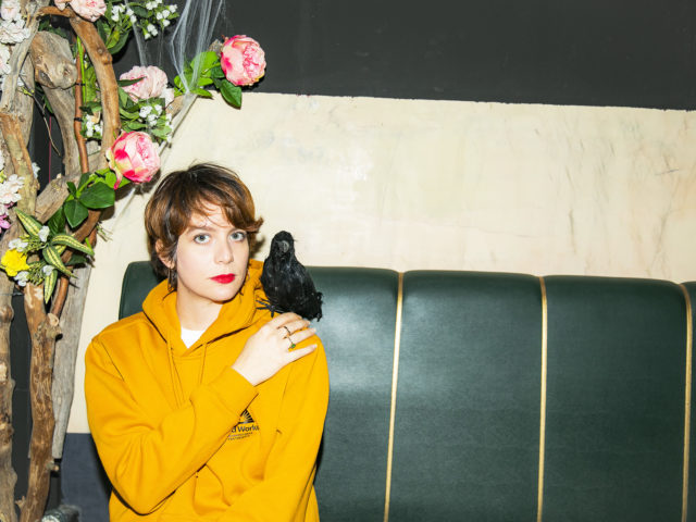 Η Nalyssa Green κάνει ένα αστρικό ταξίδι ακούγοντας Μαρινέλλα και Τζένη Βάνου. Και «διάφορα πουλιά»…