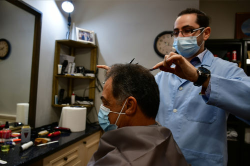 Η κίνηση στην περιφέρεια με κομμωτήρια, βιβλιοπωλεία και click away