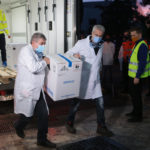 Politico: «Στην Ελλάδα οι πολιτικοί προηγούνται των γιατρών για το εμβόλιο κατά της Covid»