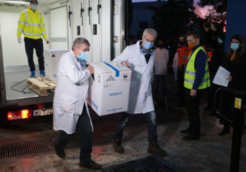 Politico: «Στην Ελλάδα οι πολιτικοί προηγούνται των γιατρών για το εμβόλιο κατά της Covid»