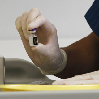 Ο Μάνος Τσαλαμανιός είναι παιδοψυχίατρος και ένας από τους πρώτους Έλληνες που εμβολιάστηκαν