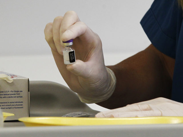 Ο Μάνος Τσαλαμανιός είναι παιδοψυχίατρος και ένας από τους πρώτους Έλληνες που εμβολιάστηκαν