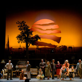 Το «Τρίτο Στεφάνι» του Μαρκουλάκη, μια παράσταση στεγνή, χωρίς τους χυμούς του βιβλίου του Κώστα Ταχτσή