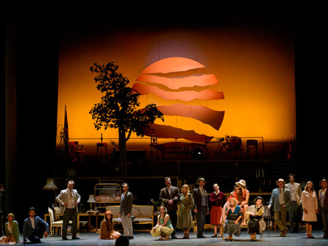 Το «Τρίτο Στεφάνι» του Μαρκουλάκη, μια παράσταση στεγνή, χωρίς τους χυμούς του βιβλίου του Κώστα Ταχτσή