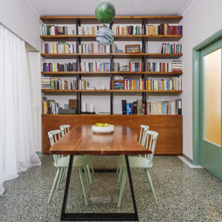 Ένα διαμέρισμα του ’30 ανανεώθηκε με έμπνευση από έργα τέχνης και το πολύχρωμο σύμπαν του Γουές Άντερσον