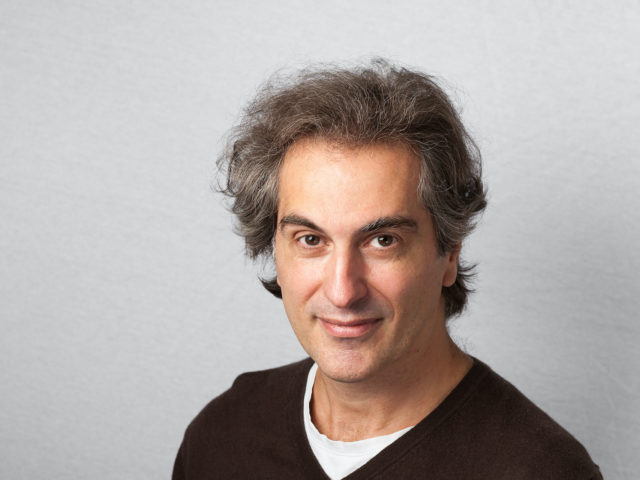 Πάνος Καρνέζης: «Αυτό που δεν θα αλλάξει με κανένα εμβόλιο είναι η νοοτροπία των πολιτών της Ευρώπης απέναντι στους πρόσφυγες»