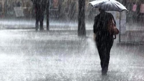 Κλειστοί δρόμοι από τη βροχή στην Αττική