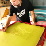 Ο Στέφανος Ρόκος παρουσιάζει 3+1 τραγούδια που «ντύνουν» τα έργα του για τα 10 Years of Horror & Romance