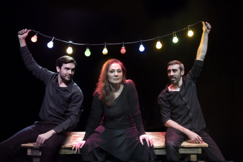 Αυτές τις γιορτές το θέατρο Πορεία εκπέμπει ζωντανά και σας προσκαλεί να γιορτάσετε μαζί του με real time live streaming παραστάσεις