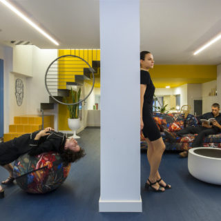 The Den: Ένα σπίτι που δεν μοιάζει με κανένα, στο Παγκράτι, από το Studiomateriality