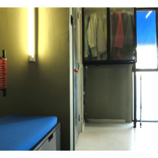 Στα Εξάρχεια, μέσα σε ένα από τα πιο μικρά διαμερίσματα της Αθήνας