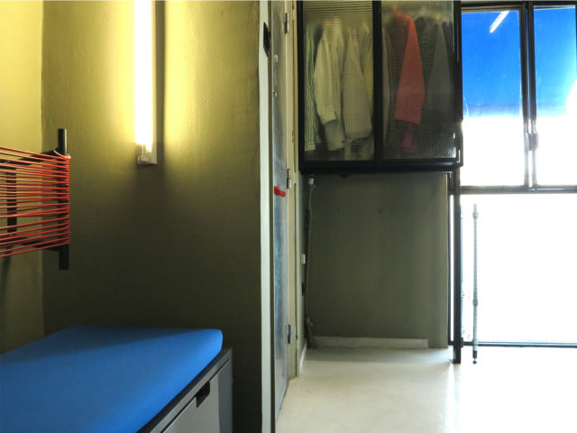 Στα Εξάρχεια, μέσα σε ένα από τα πιο μικρά διαμερίσματα της Αθήνας