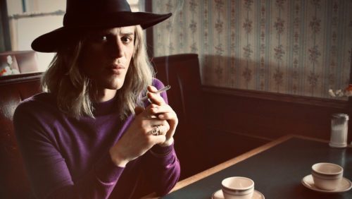 Ο Τζόνι Φλιν δέχθηκε πολλά «μηνύματα μίσους» για τον ρόλο του ως Ντέιβιντ Μπόουι