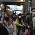 Γαλλία-Κορωνοϊός: Η Ακαδημία Ιατρικής συνιστά στους πολίτες να μην μιλάνε μέσα στα μέσα μαζικής μεταφοράς