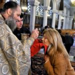 Αφού στις Εκκλησίες δεν κολλάει, πώς κολλάνε οι Χριστιανοί;