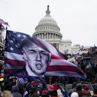 «Τους προδότες τους πυροβολούν»: Γιος κατέθεσε εναντίον του πατέρα του, για την εισβολή στο Καπιτώλιο