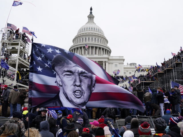 «Τους προδότες τους πυροβολούν»: Γιος κατέθεσε εναντίον του πατέρα του, για την εισβολή στο Καπιτώλιο