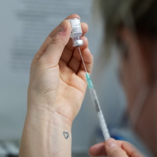 Εμβόλιο Pfizer: Τι παρενέργειες έχει η τρίτη δόση