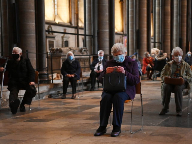 Ιταλία: Οι οικογενειακοί γιατροί αναλαμβάνουν να αναζητήσουν και να πείσουν τους πολίτες άνω των 60 ετών να εμβολιαστούν