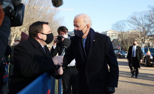 ΗΠΑ: Ο Μπάιντεν είπε ότι ο Τραμπ του έγραψε μία πολύ γενναιόδωρη επιστολή