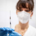 Ο επικεφαλής της BioNTech προβλέπει ότι το 2022 τα εμβόλια θα χρειαστούν ανανέωση λόγω νέων μεταλλάξεων του κορωνοϊού