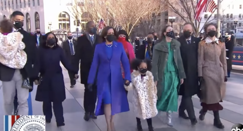 Η ανιψιά της Κάμαλα Χάρις και ο σύζυγός της έκλεψαν την παράσταση στην ορκωμοσία και έγιναν το απόλυτο viral [ΕΙΚΟΝΕΣ]