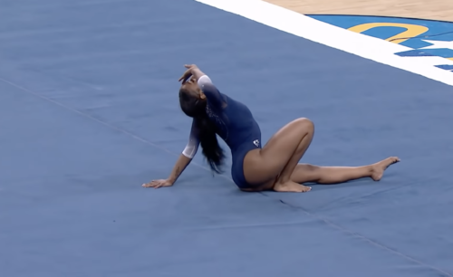 Η Μία Ντένις γίνεται viral με το εκπληκτικό της πρόγραμμα στις ασκήσεις εδάφους [ΒΙΝΤΕΟ]