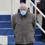 ΗΠΑ: Ο Μπέρνι Σάντερς συγκέντρωσε 1,8 εκατ. δολάρια για άπορους ηλικιωμένους πουλώντας προϊόντα με τη διάσημη πλέον φωτογραφία του με τα χοντρά πλεκτά γάντια