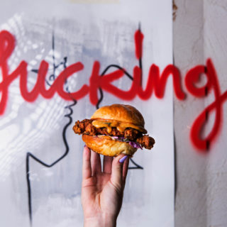 Μόλις καταλάβαμε γιατί το Lost Athens έκανε delivery μόνο ένα burger