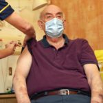 Ο 82χρονος Μπράιαν Πίνκερ ήταν ο πρώτος που έλαβε το εμβόλιο των AstraZeneca/Οξφόρδης