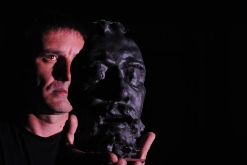 Προσωρινή έκθεση σύγχρονου γλυπτού στον αύλειο χώρο του Αρχαιολογικού Μουσείου Θηβών