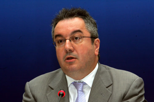 Μόσιαλος: «Tο εμβόλιο της Pfizer είναι εξαιρετικά αποτελεσματικό για τους ηλικιωμένους και τις ευπαθείς ομάδες»