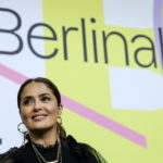 Η Salma Hayek μιλά για την τραυματική της εμπειρία στα γυρίσματα ερωτικής σκηνής