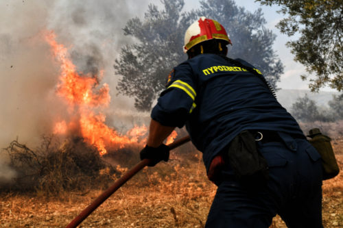 Νεκρό 6χρονο προσφυγόπουλο ύστερα από φωτιά σε hotspot στη Θήβα [ΒΙΝΤΕΟ]